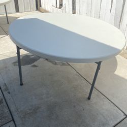Round Tables And Chairs 