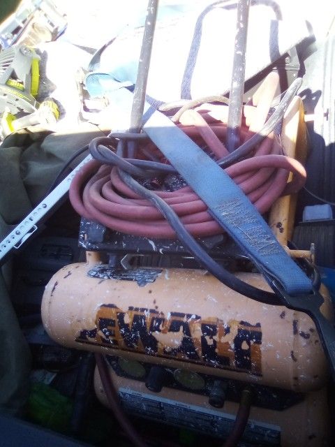 De Walt Air Compressor With Hose And Digital Tire Chuck