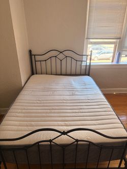 Full-Size Bed & Frame – Like New! 🛏️✨