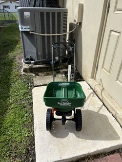 Scott’s Fertilizer Spreader Good Shape