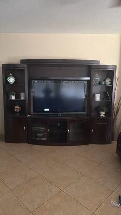 Entertainment center/TV stand