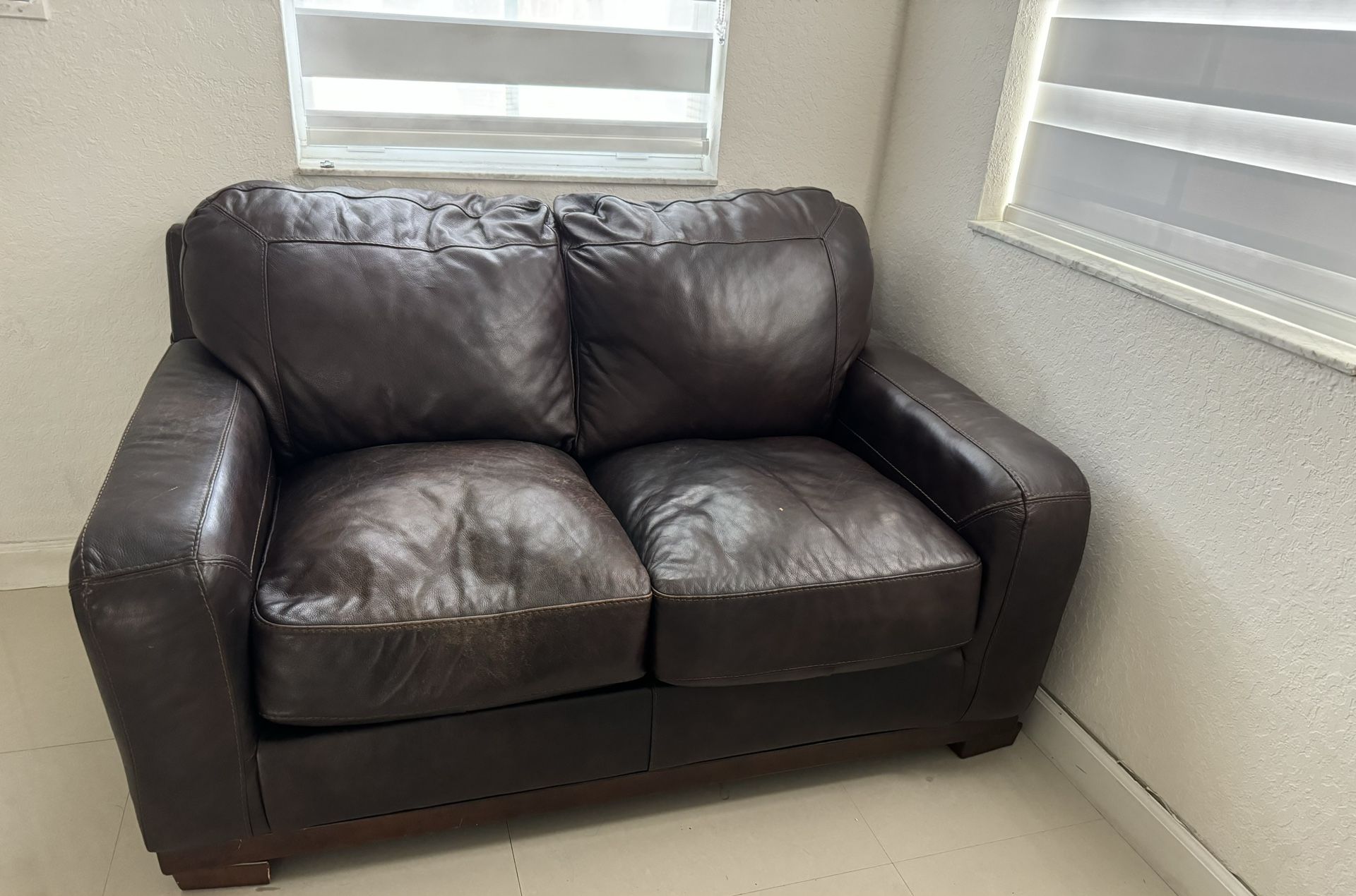 Free Sofá And Loveseat