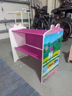 Small kids shelve Minnie mouse themed. Clean and lightweight