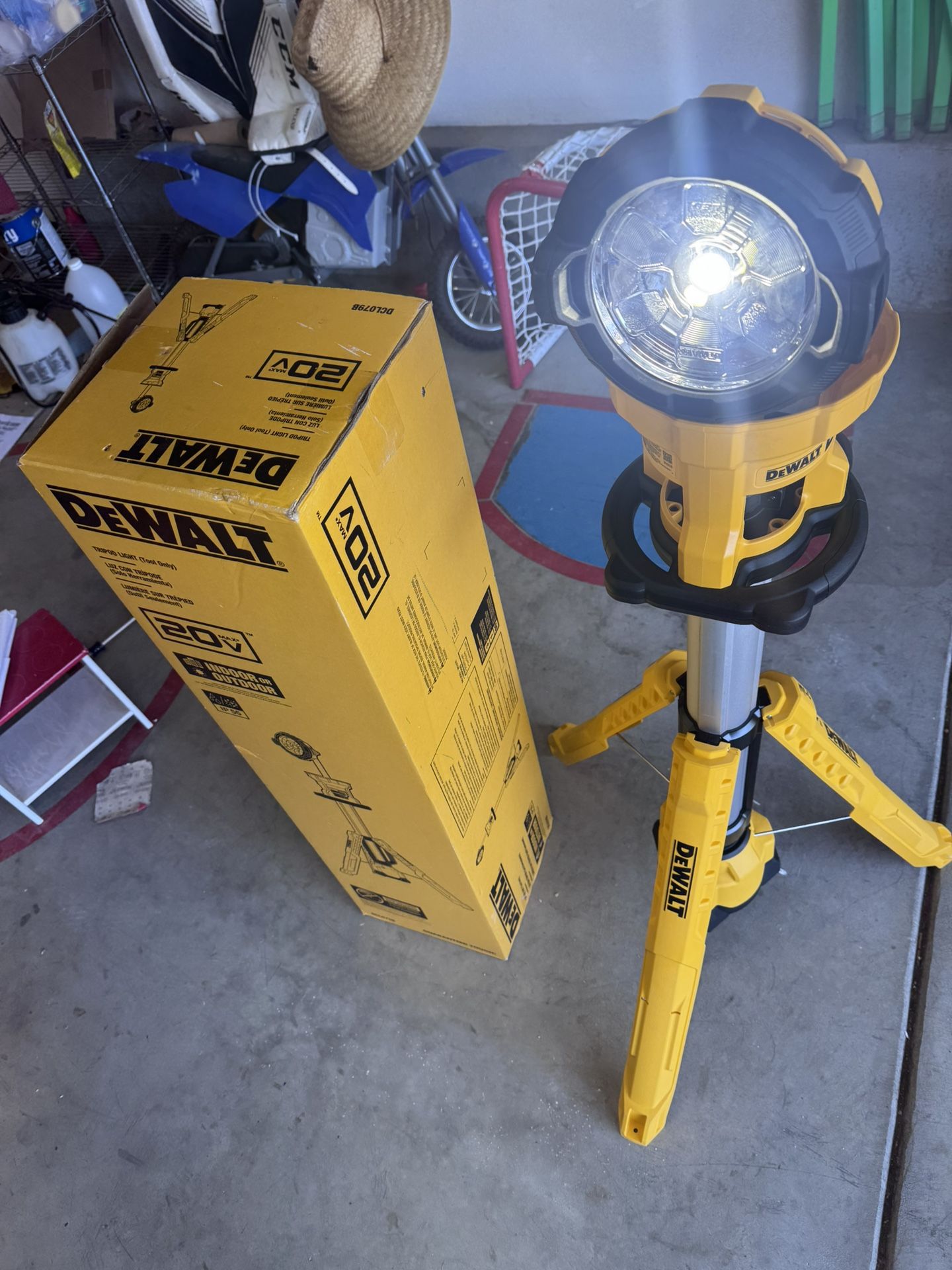 DeWalt Tripod Light ( No Battery ) Working 