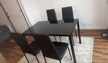 Comedor negro de vidrio con 4 sillas (nuevo en su caja)