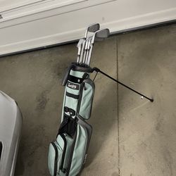 Taylormade iron set with Sunday bag