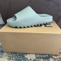 YEEZY SLIDES SIZE 15 NEW