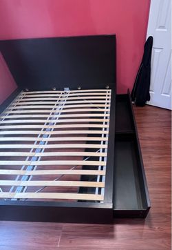 Queen size bed frame W 2 drawers. Cama con 2 Gabetas
