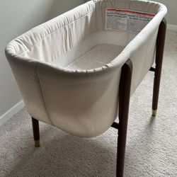 Bassinet (like new)