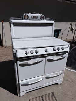 O’Keefe & Merritt - Vintage White Double Oven Gas Range