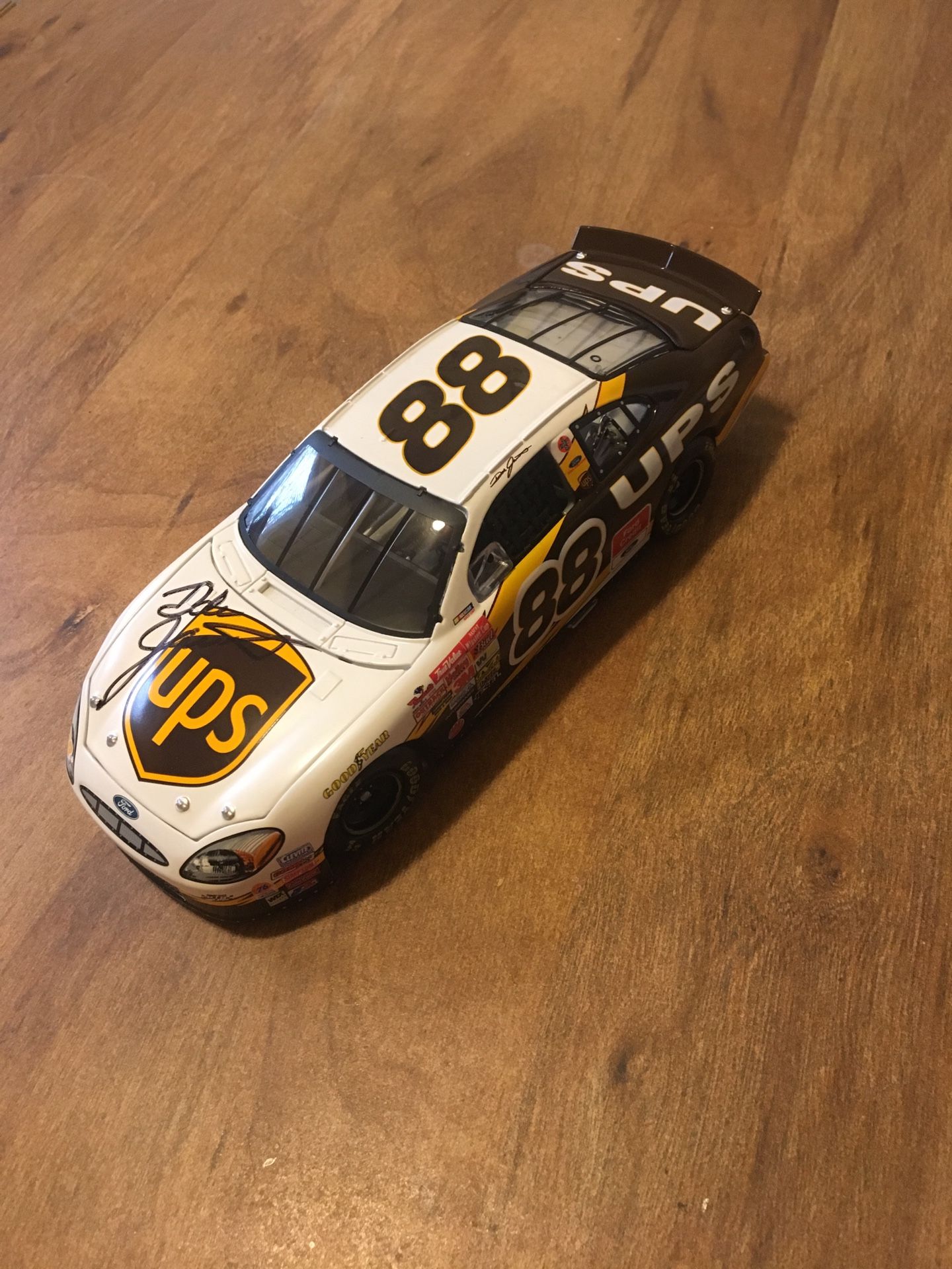 Action Dale Jarrett NASCAR #88 UPS 2003 Ford Taurus 1 24 Scale Diecast Car Race Signed