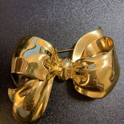 Beautiful Gold Tone Ribbon Brooch