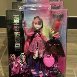Monster High Draculaura fashion doll, 