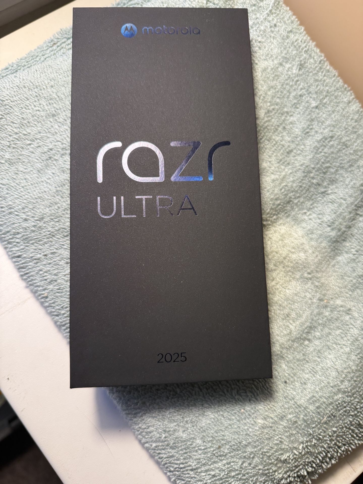 Brand New Unlocked Motorola Razr Ultra 2025 Pantone Cabaret (Green) 512gb.