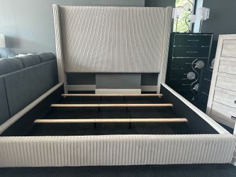 BIG SALE! BRAND NEW KING SIZE BEDFRAME