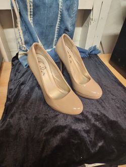 Size 6 WOMEN'S Heels