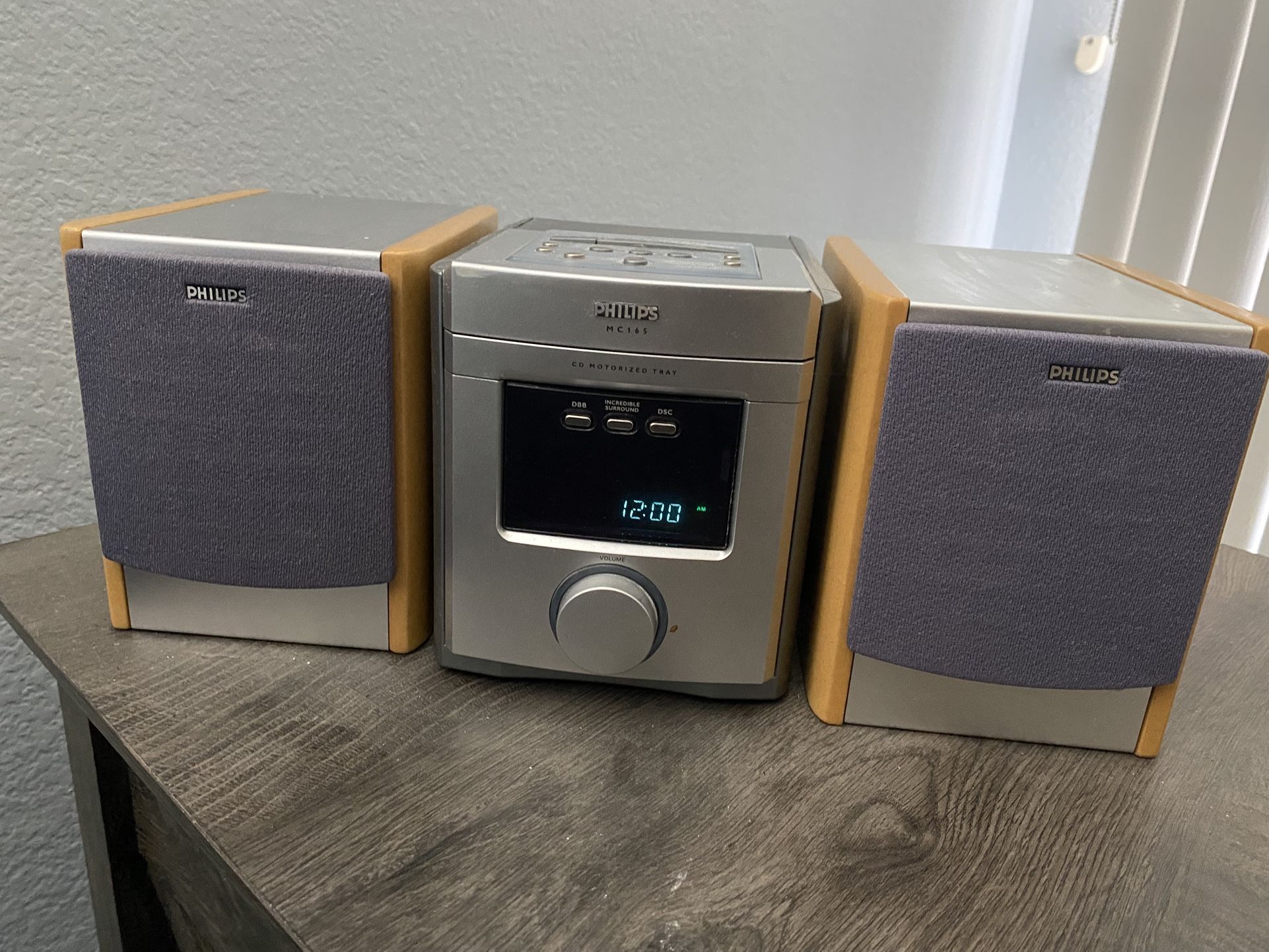 Classic PHILIPS MC165 SOUND SYSTEM/ CD + RADIO W 2 SPEAKERS