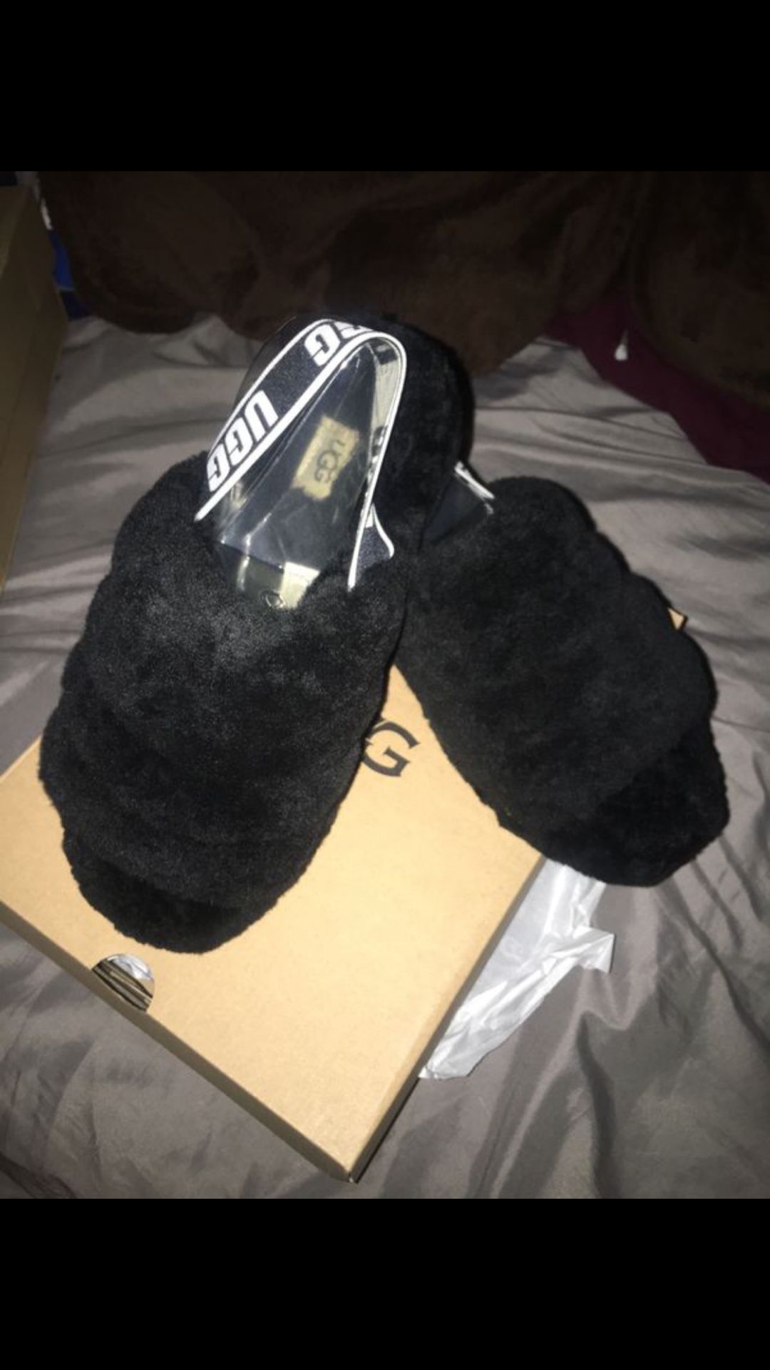 UGG W FLUFF YEAH SLIDE SIZE 8 COLOR BLACK BRAND NEW !!!!!WITH BOX !!!!!