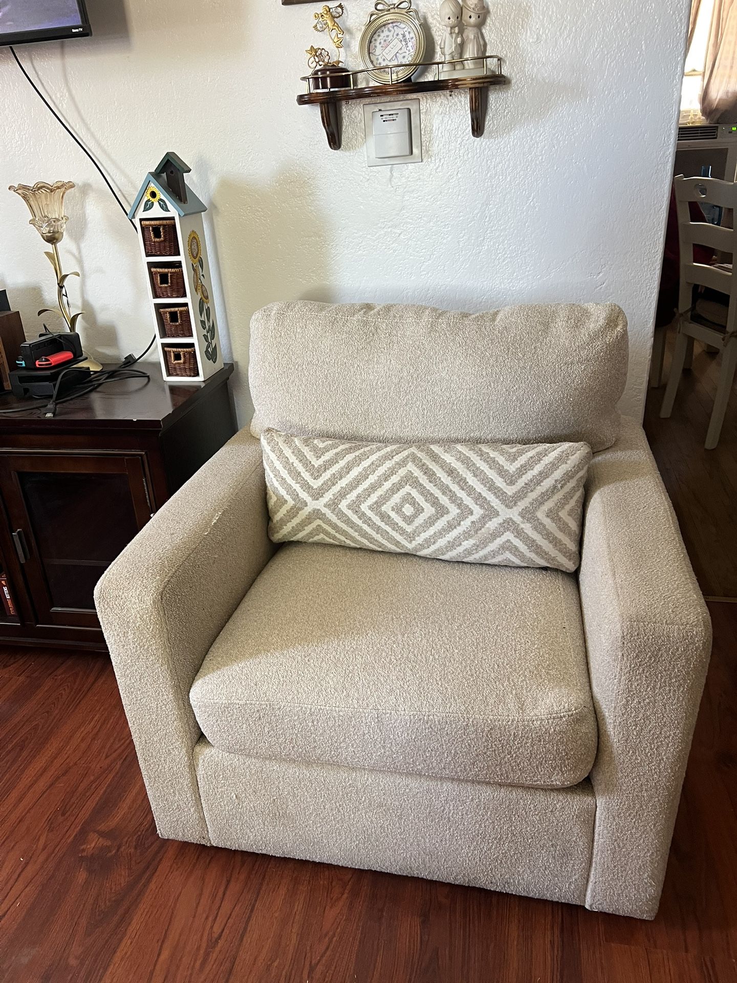 pull out couch and swivel chair