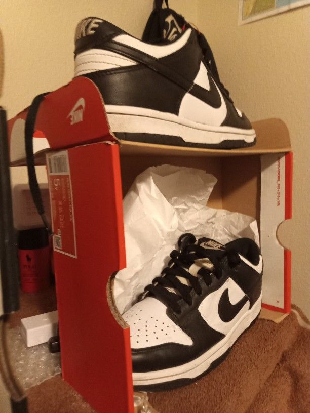 Nike Pand Back In White Size 5Y For 85 $