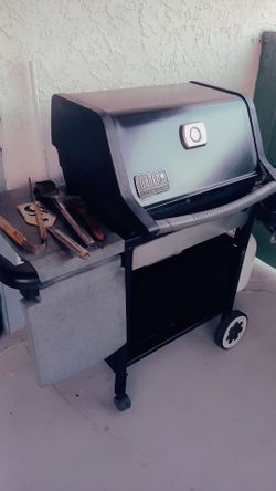 BBQ GIRL BY Weber 3 large burners Havy Duty Cast Iron  in excellent condition very clean everything works ready to use