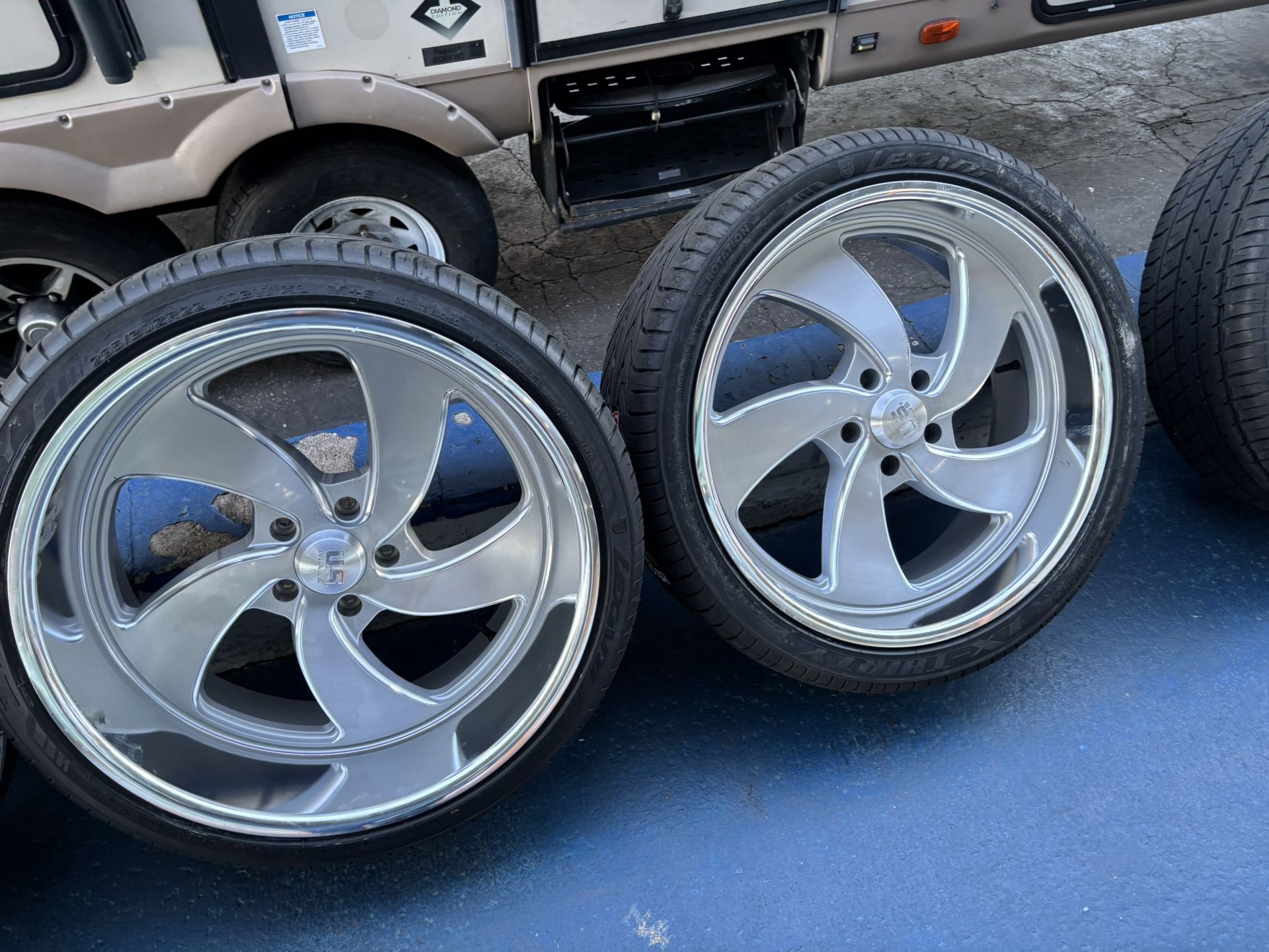 22”STAGGER WHEELS AND TIRES. 5x5