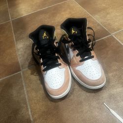 Air Jordan 1 mid SE 6.5 Y