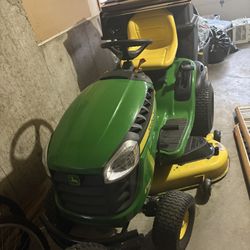 John Deere tractor in really good condition