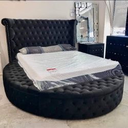 Queen Size So Chic Velvet Luxury Button Tufted Storage Bed Black🤩 New Brand 🎈 On Display🏠 