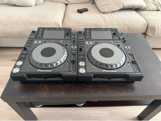 Selling a pair of pioneer cdjs 2000 nxs