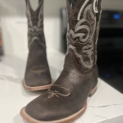 Hometown boots size 5 in boys
