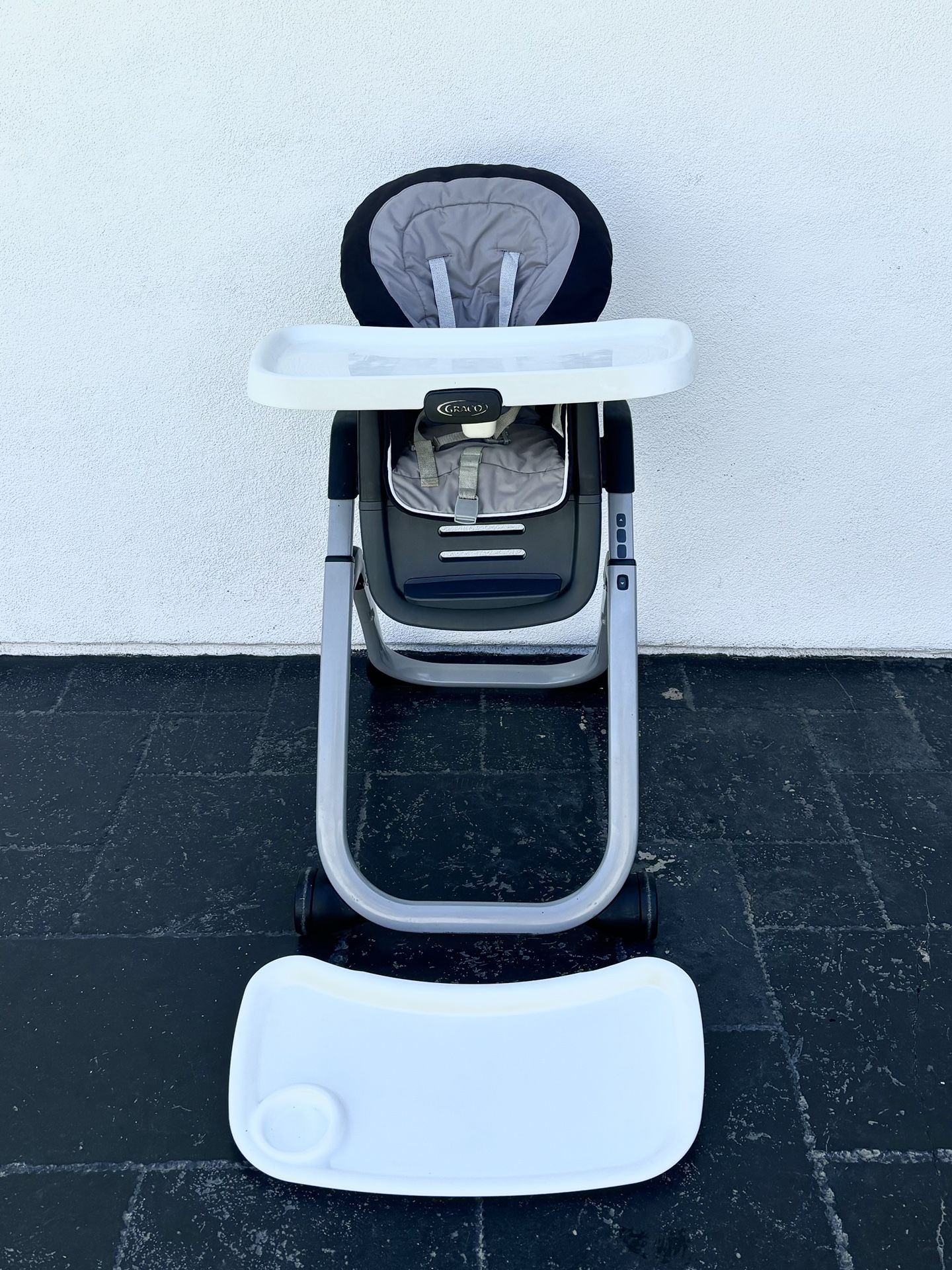 LIKE NEW GRACO 4 In 1 CONVERTIBLE HIGH CHAIR!!