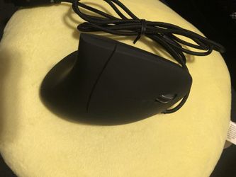 Ergonomic wired mouse