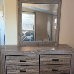 Dresser With Mirror 