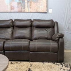🛋️💥 Comfy Sofa With 2 Recliners💥 Free Delivery And Financing Available!