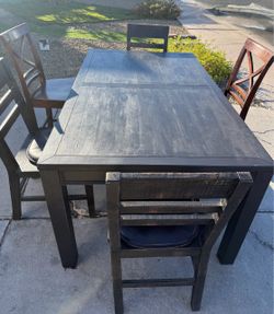 Dining Table with 5 Chairs – Great Condition!