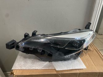 2017-2019 Toyota Corolla SE left headlight