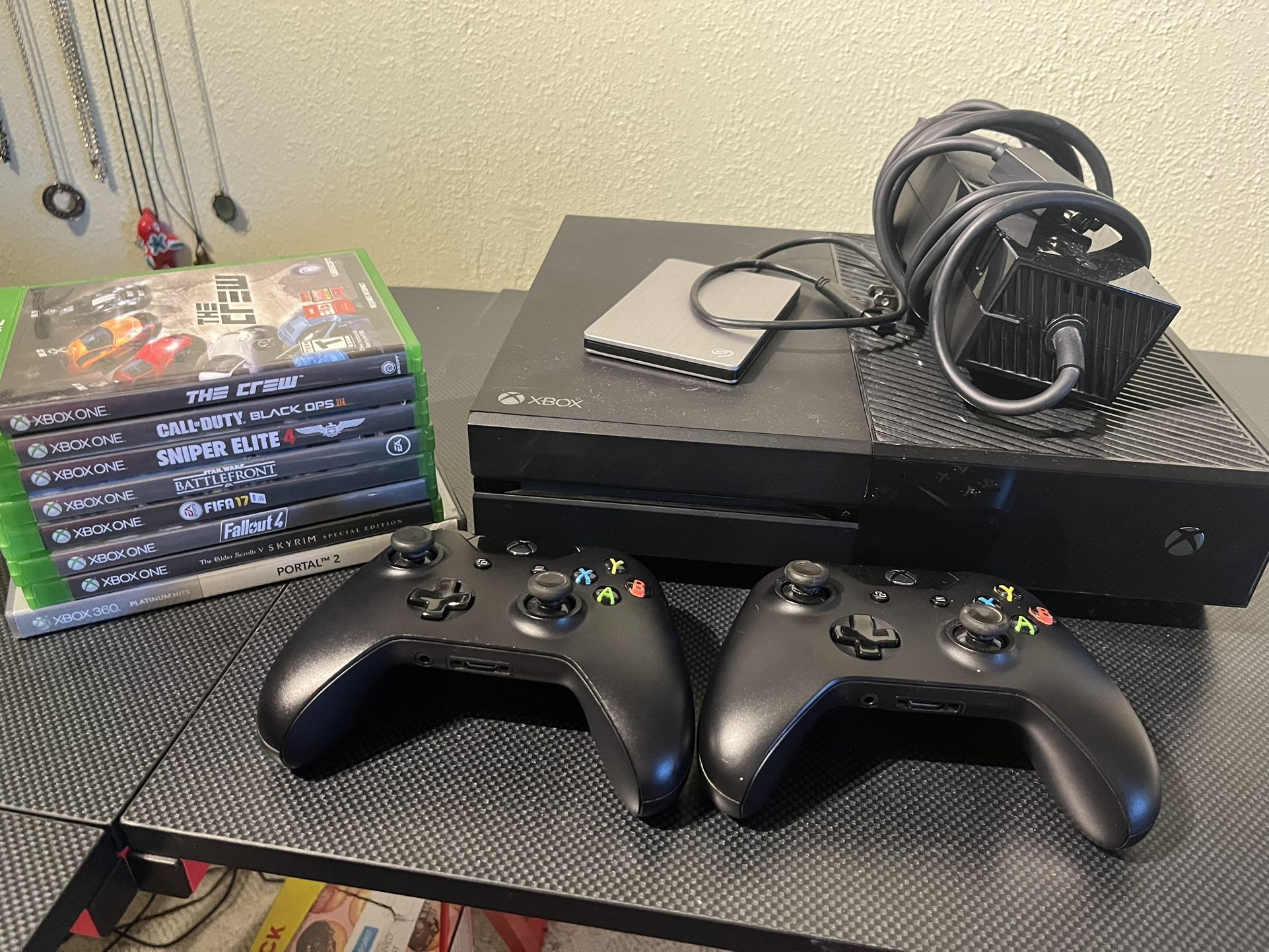 Xbox One | 2 Controllers | 8 Games | 1Tb Drive
