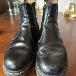 dr martens 2976 Slip Resistant Leather Chelsea Boots Size M6 W7