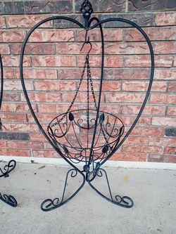 Beautiful Heart-Shaped Garden Plant Stand w/ Hanging Metal Basket!