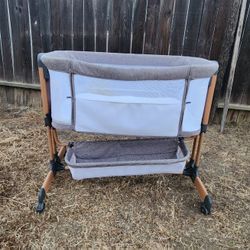 Ezebaby Portable Rocking Bassinet
with Wheels & Storage Basket Mesh Sides Bedside Sleeper 38x32x20"