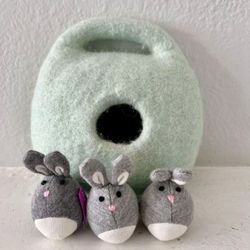 Lovevery Bunnies In A Felt burrow Montessori Toy   In good condition 
