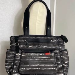 SUPER SPACIOUS DIAPER BAG ! 