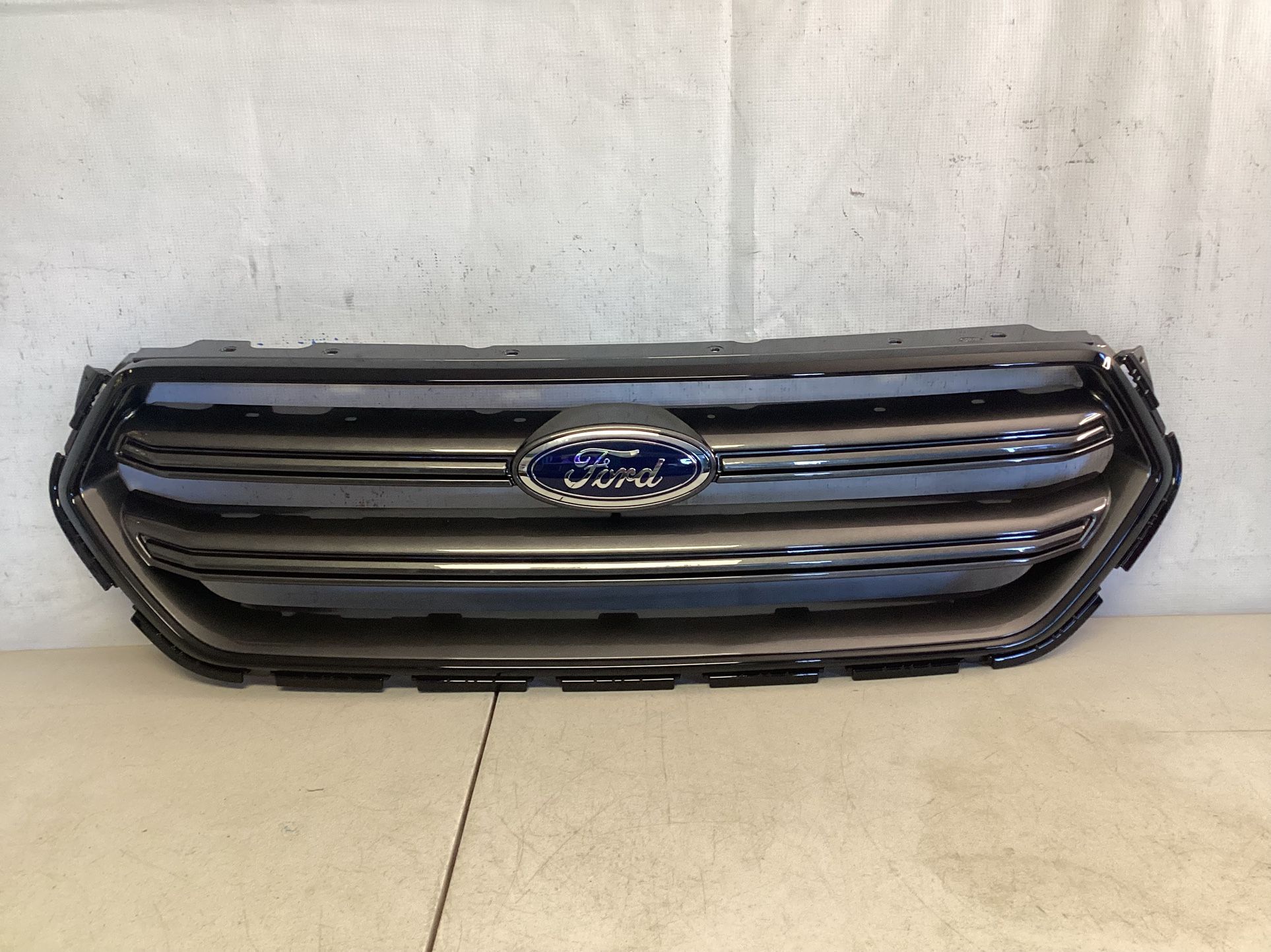 2017-2019 FORD ESCAPE FRONT UPPER GRILLE BALCK/GREY NEW OEM