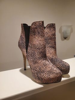 New Izabella Rue Animal Print Boot Heels Women's Size 8