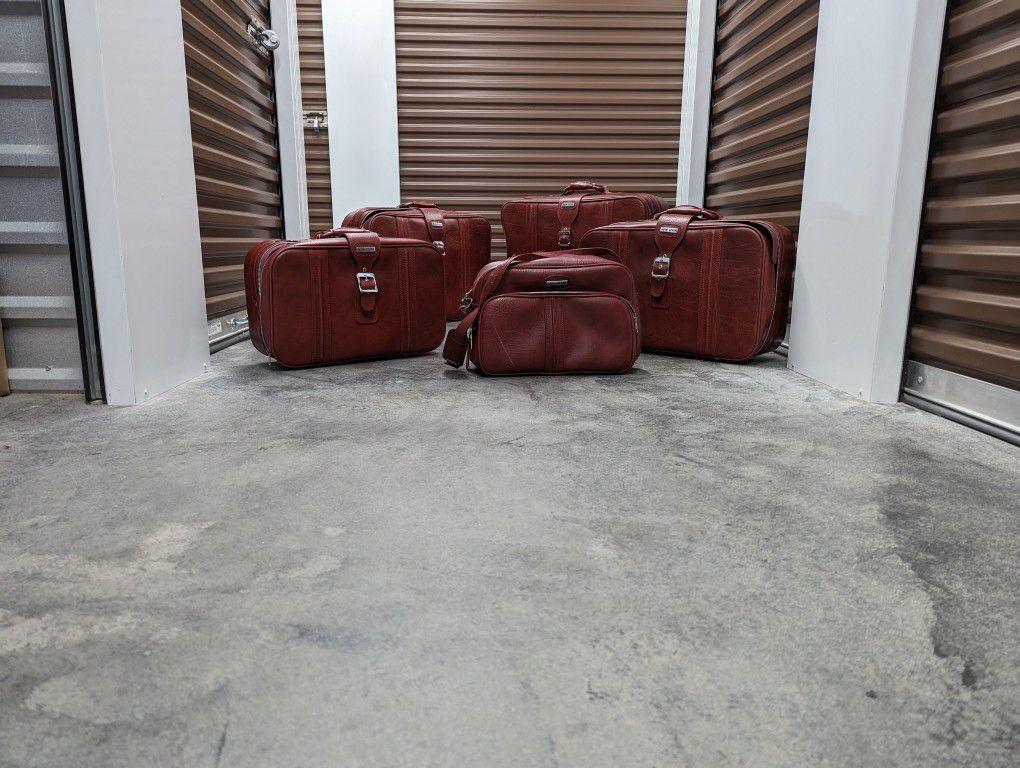 Vintage New Vista MCM 70s Red Soft Vegan Faux Leather Set Of 5 Luggage Suitcase World Travel Set