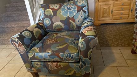 Like new upholstered side chair