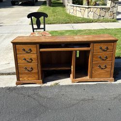 Free! Wooden Desk 