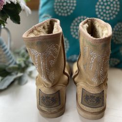 Juicy Couture Short Tan Shearling Boots size 7 Women's