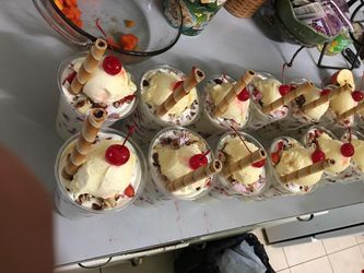 Biónicos y fresas con crema agan sus pedidos😋😋